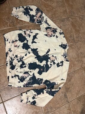 Gildan Tie-Dye Crewneck Sweatshirt in Cream, Black & Blush